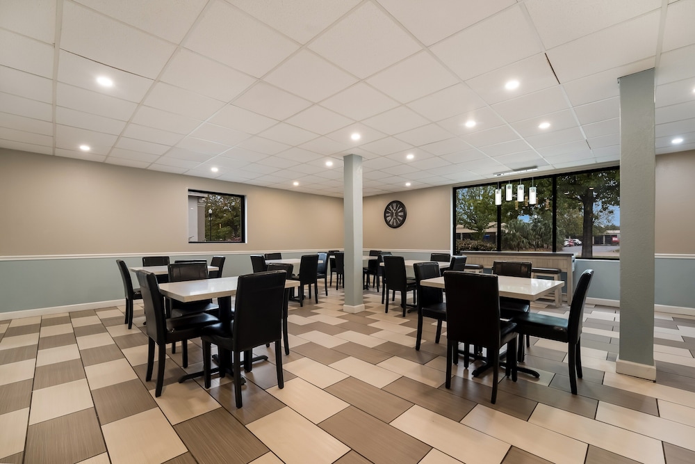Atlanta Vacations - SureStay Hotel by Best Western Columbus Downtown - Property Image 8