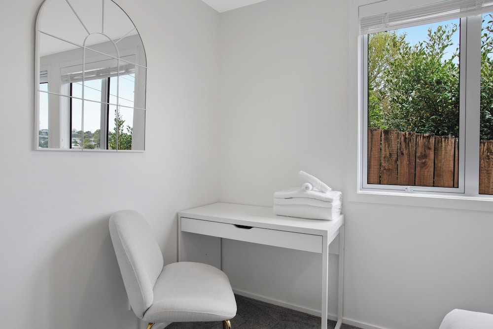 Coastal Living Retreat close to Beaches view 5