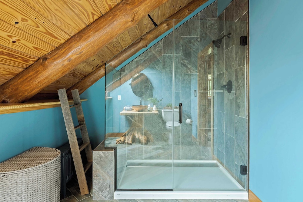 Bigwood Cabin Retreat Hot Tub, Game Room, Firepit Lounge & Private Yard