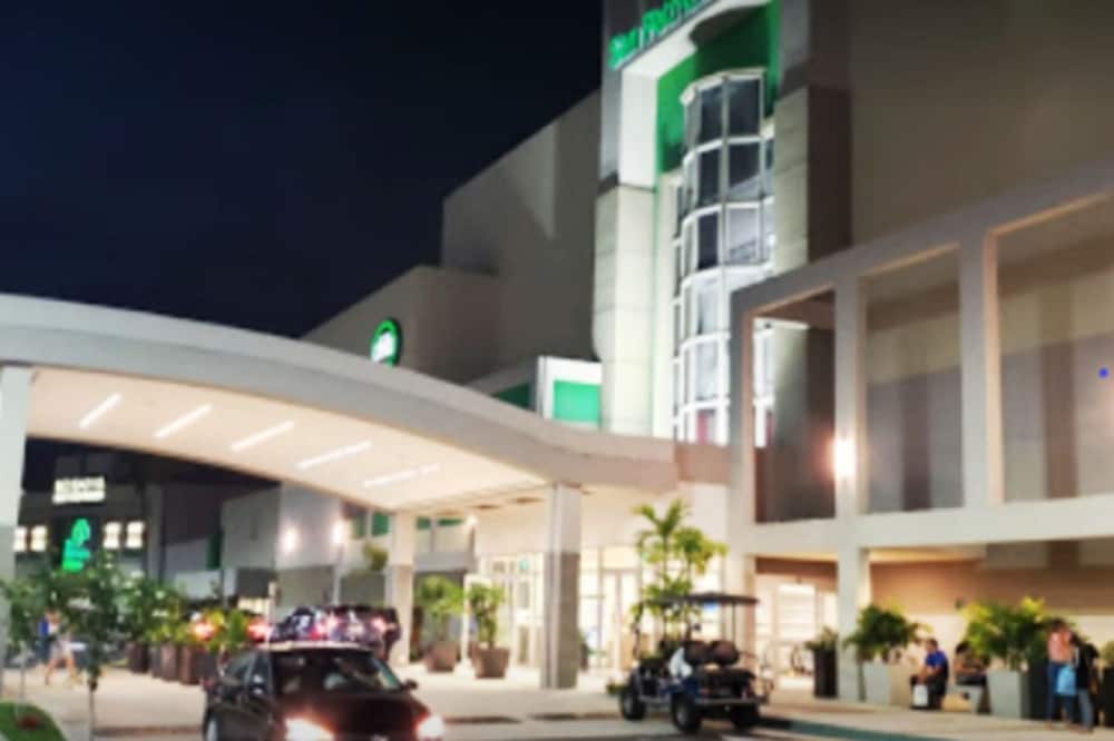 Casa del Sol-a Hospitals Malls Restaurants and Train Ride to Coliseo