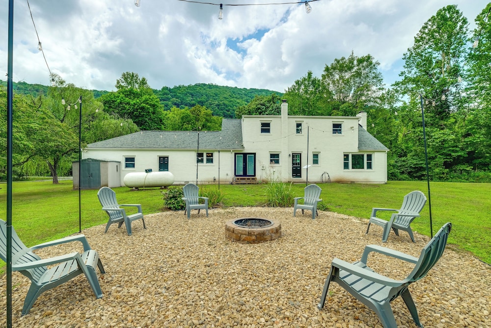 Alleghany Mountain Cottage w/ Porch & Backyard
