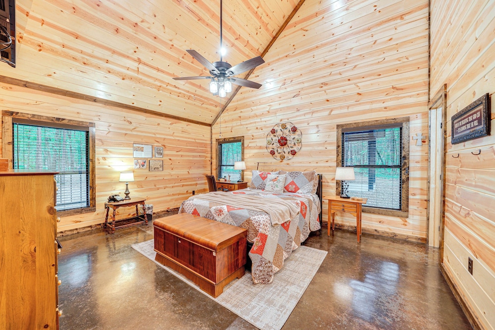 Near Choctaw Casino: Broken Bow Cabin w/ Hot Tub! view 2