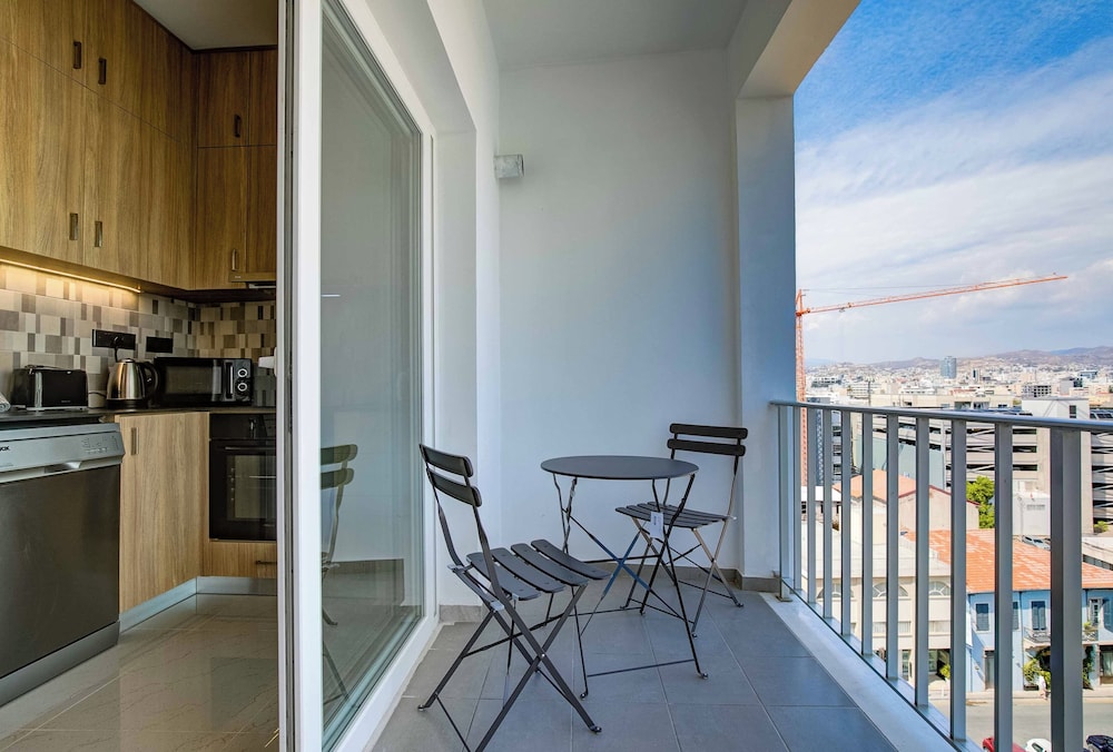 75 Prokymea- Steps From the Sea, Downtown, Balcony