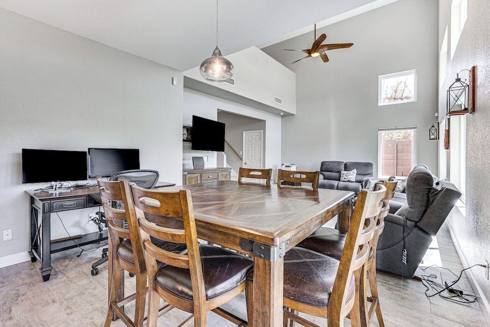 7 Mi to Dtwn: Golf Getaway w/ Fire Pit in Phoenix