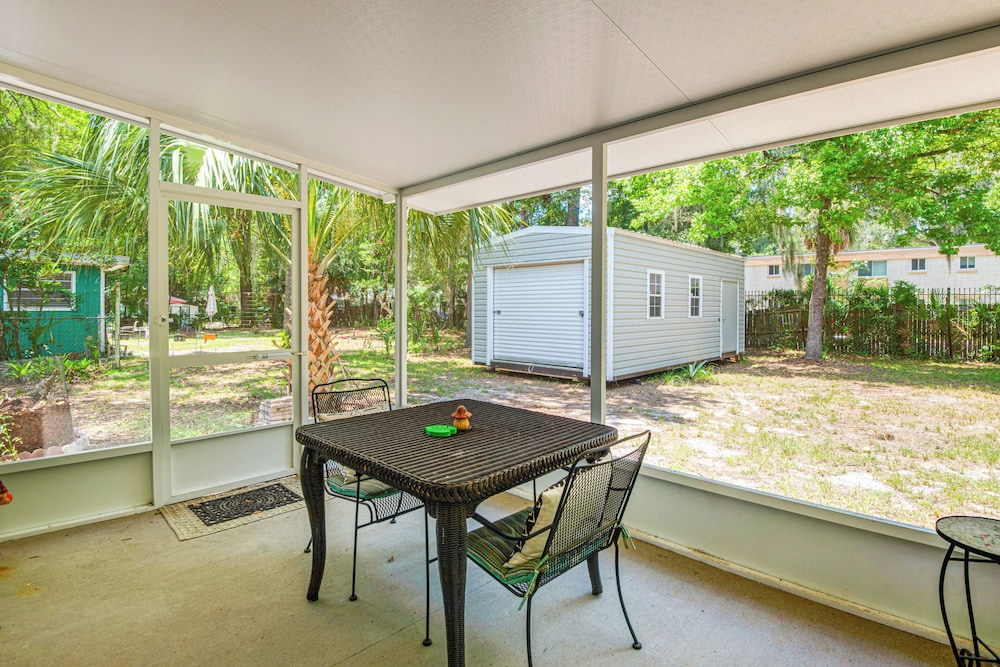 Mid-century Gainesville Getaway: 3 Mi to UF Campus view 3