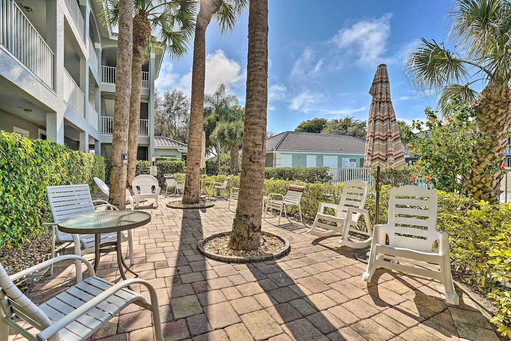 Sleek Naples Condo w/ Balcony: Snowbirds Welcome!