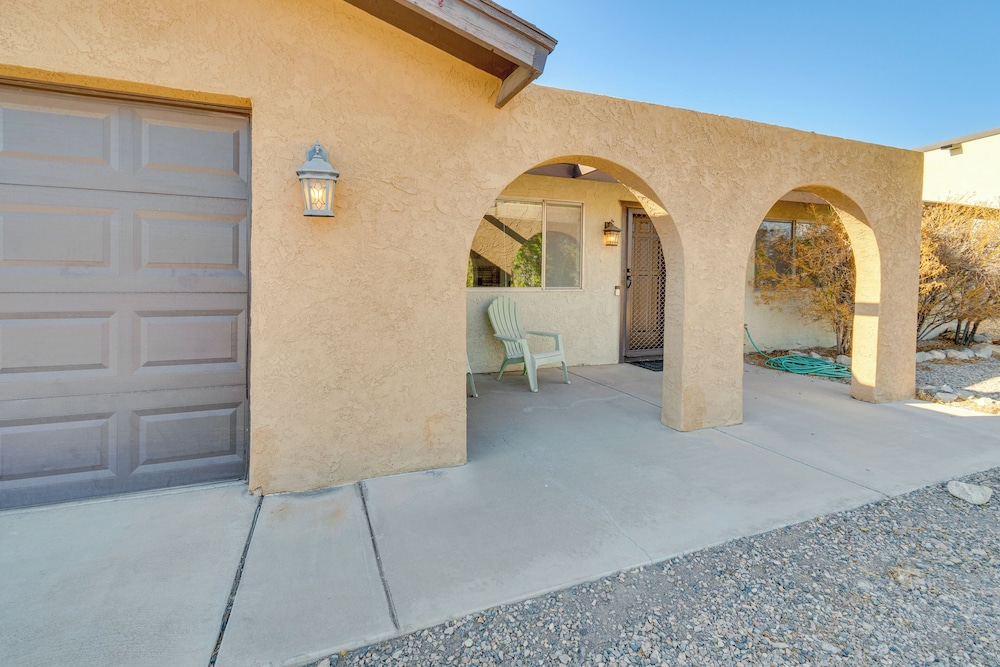 2 Mi to Lake Havasu: Pet-friendly Home