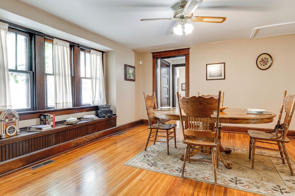 3 Mi to Dtwn Indy: 20th-century Apt w/ Fenced Yard