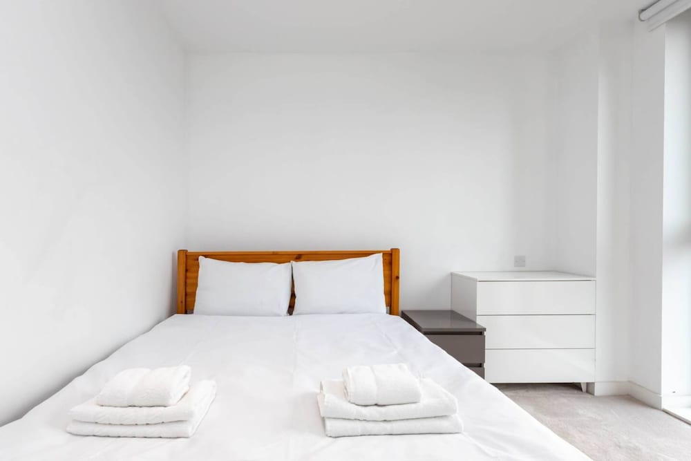 Bright and Modern 2 Bedroom Flat in Royal Wharf
