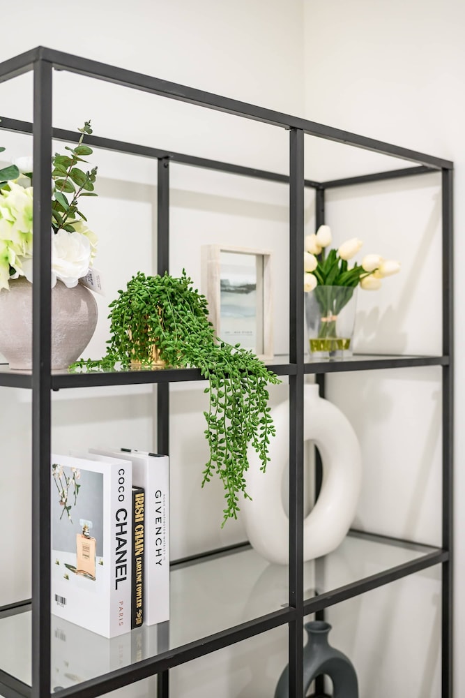 Modern New 3B Home Fully Stocked Cozy Sunlight