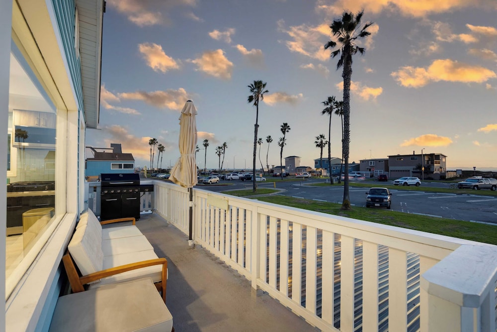 Walk to the Sand! Ocean Views, Balcony & Parking Sunset Surf