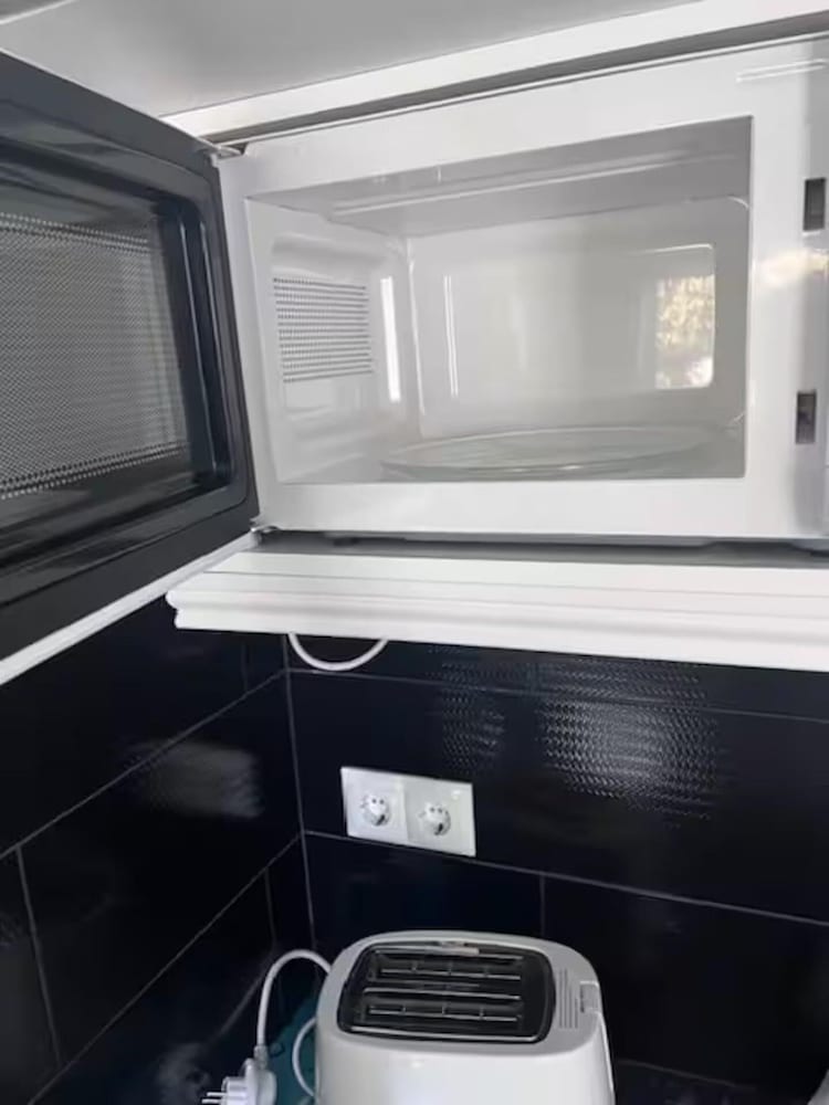 Sunny 1 Bedroom Apartment Retreat
