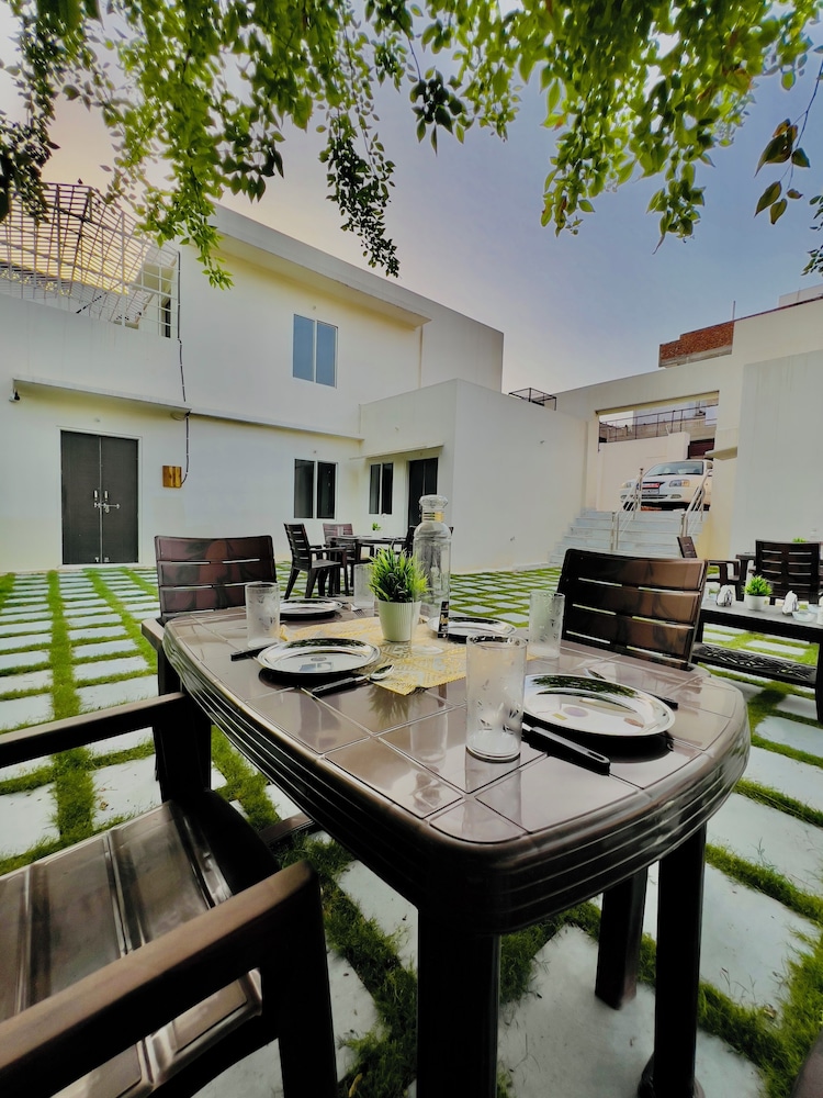 Hostel ivory