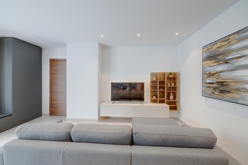 Luxury 2BR Apartment in Portomaso photo 2