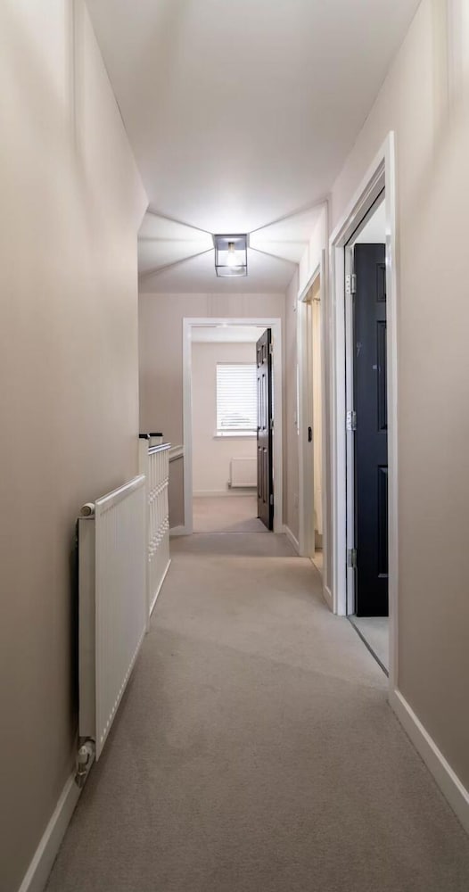 Charming 3 Bed Home in Stepps, Glasgow - Garden & Patio
