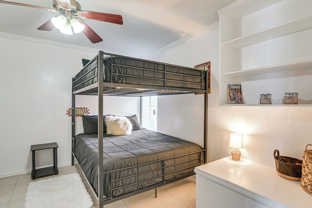 < 1 Mi to Beach: Galveston Condo w/ Fenced Patio