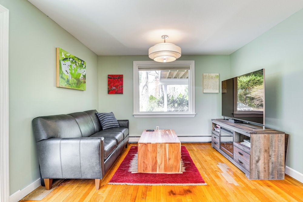 3 Mi to Cape Cod Bay: Marshfield Home w/ Balcony!