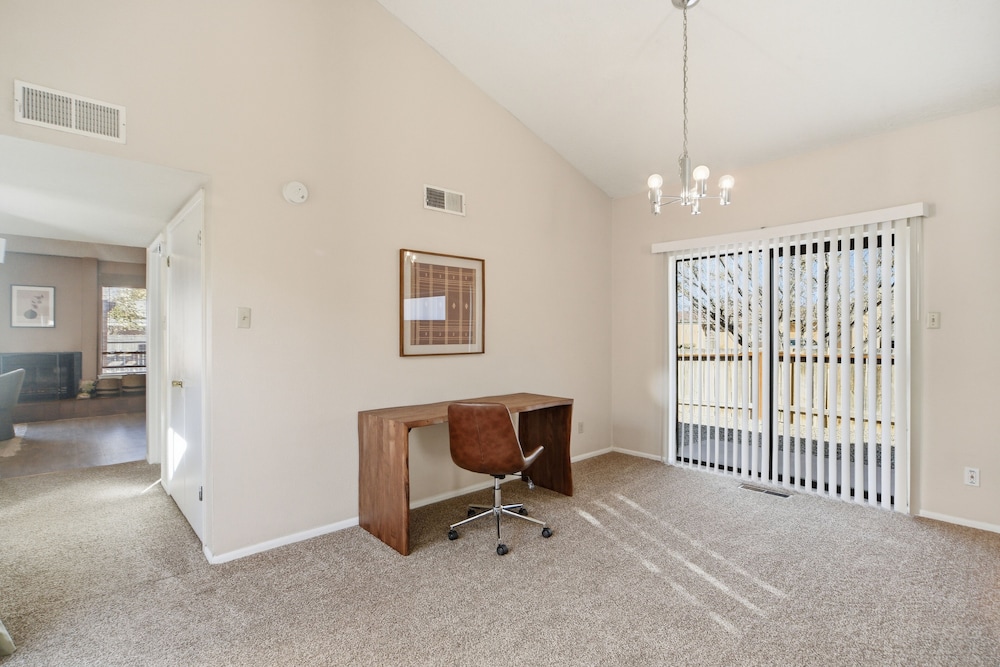 Albuquerque Escape Hot Tub + Atrium 4 Bedroom Home