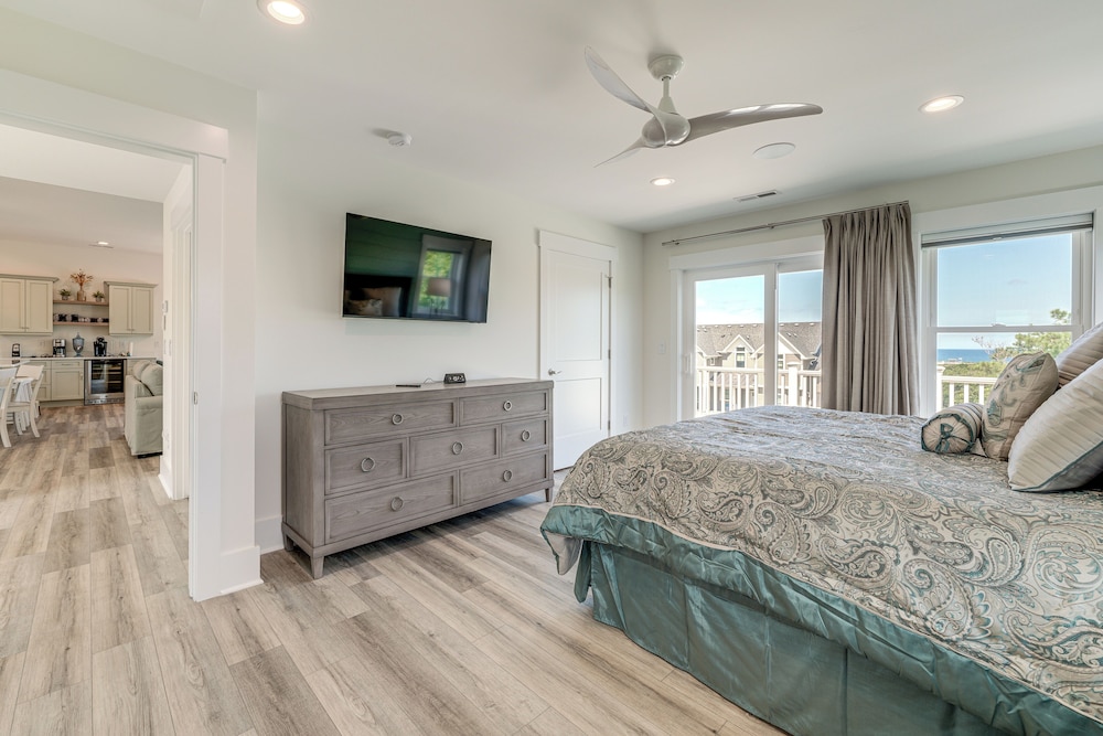 Walk to Beach: Southern Shores Retreat w/ Hot Tub
