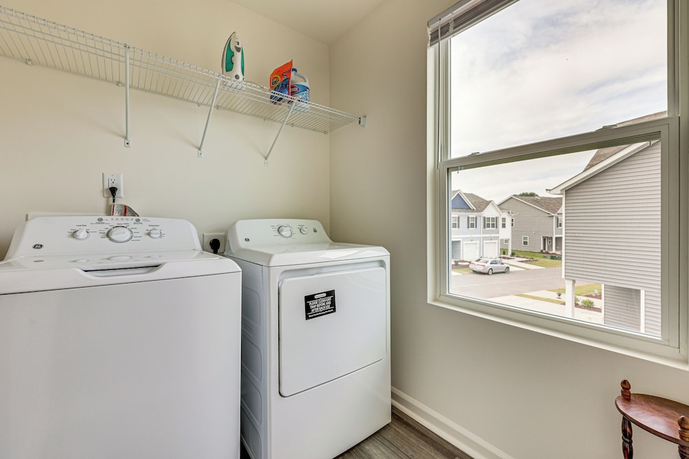 Screened Patio: Townhome 3 Mi to Dtwn Wilson!