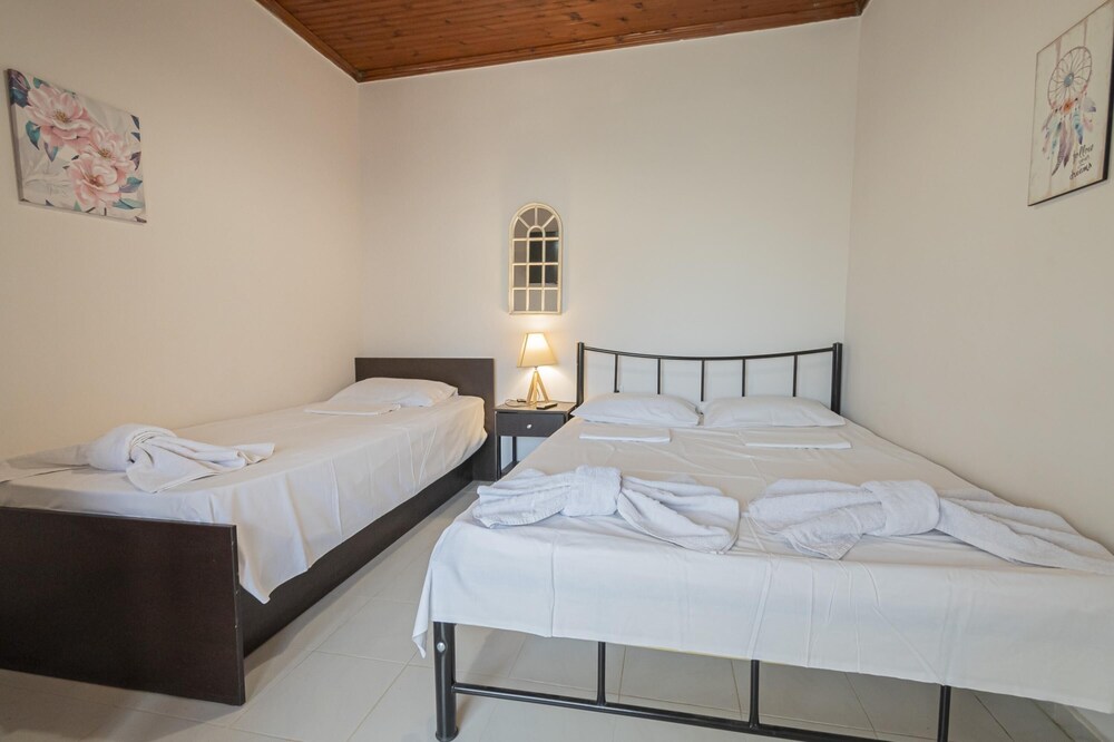 Dimis Left House by Rentals Pro photo 3