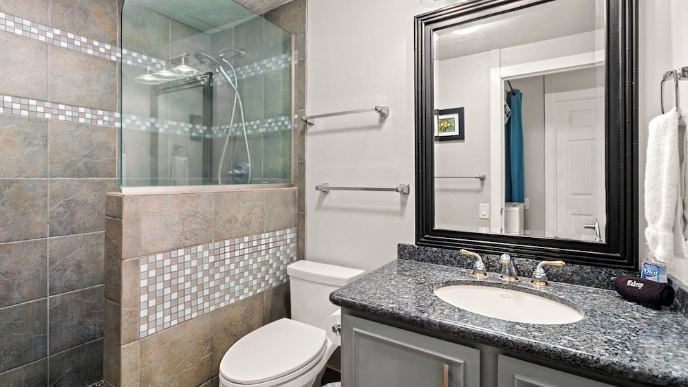 Stunning Top Floor Ocean Front Condo AC & Wifi