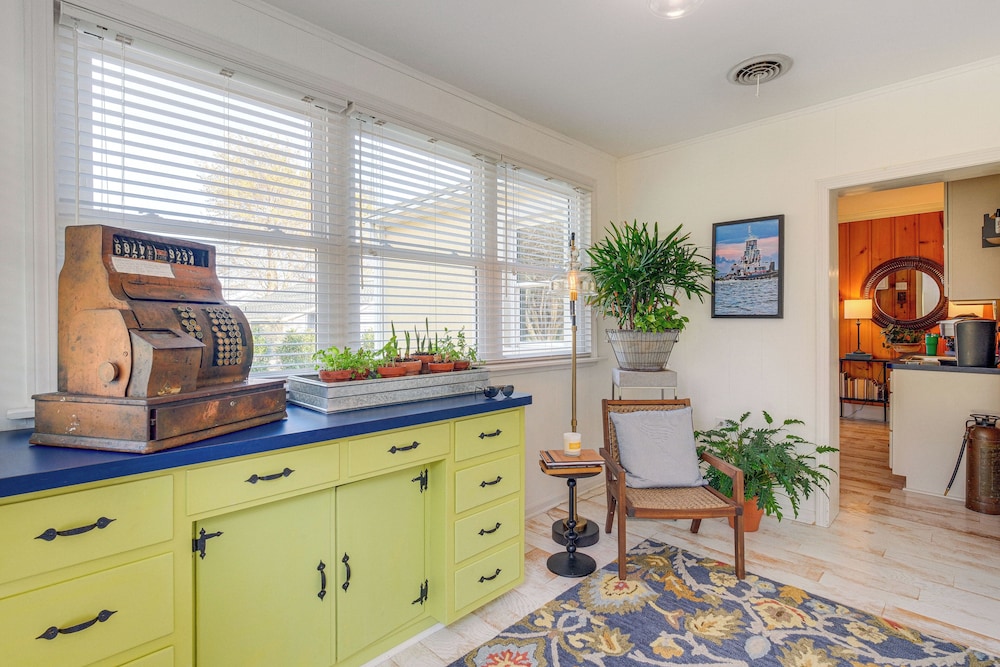 Hot Tub & Dock: Riverfront Cottage in Deltaville