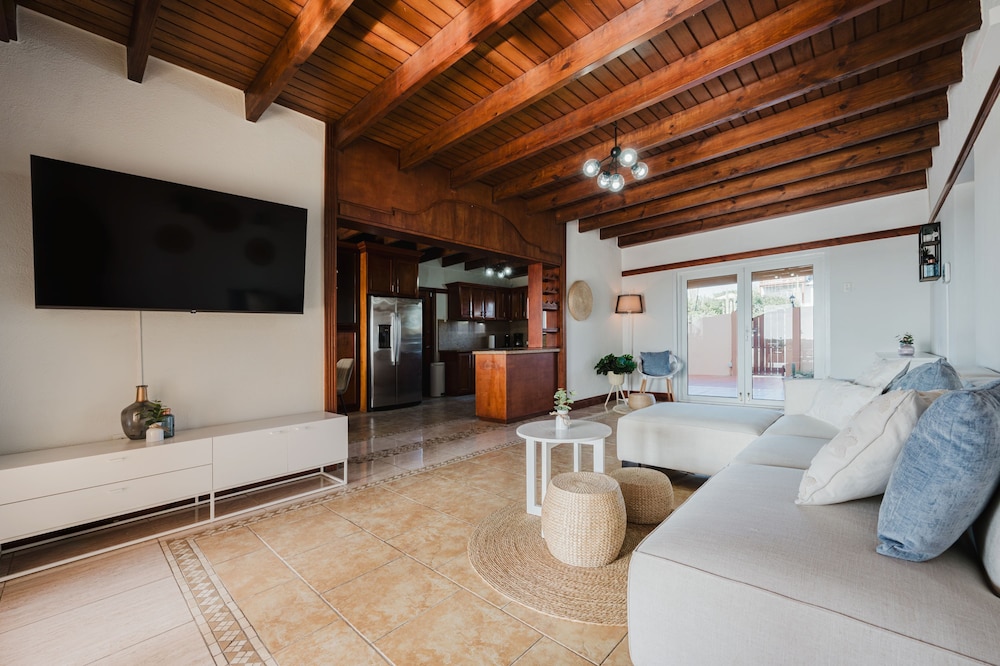 5 Bedroom Villa With Amazing View of Aruba Nature