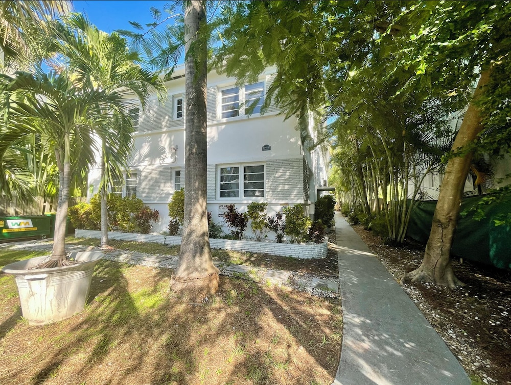 Miami South Beach Exquisite Crib