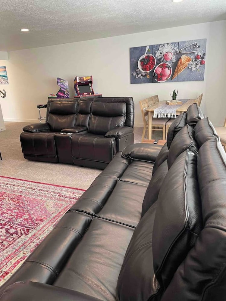 Bear Lake Table Downtown Garden City Townhome