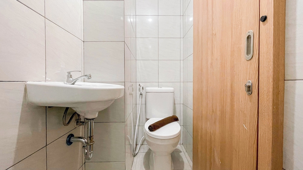 Basic Studio (No Kitchen) Near Unhas Bandaraya - Tallasa City Makassar Apartment
