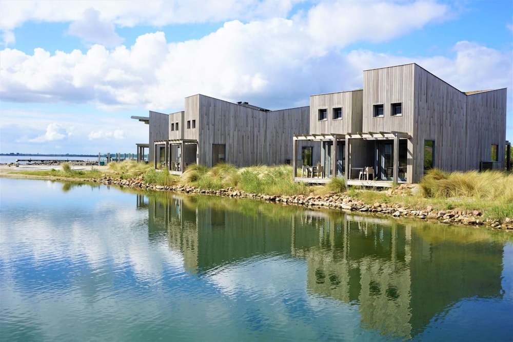Oasis Punt-West Hotel & Beach Resort