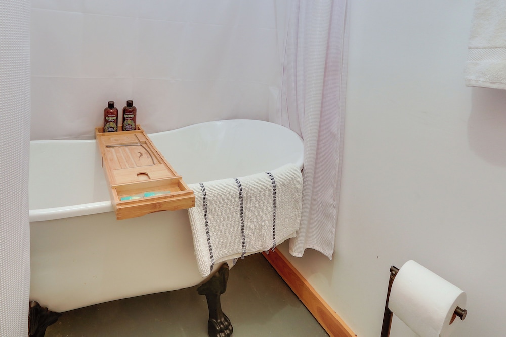 Hot Tub + Game Room: Peaceful Wardensville Cabin