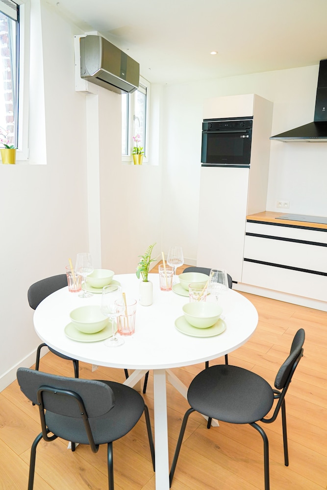 Cozy 1BR With Living Room Near City