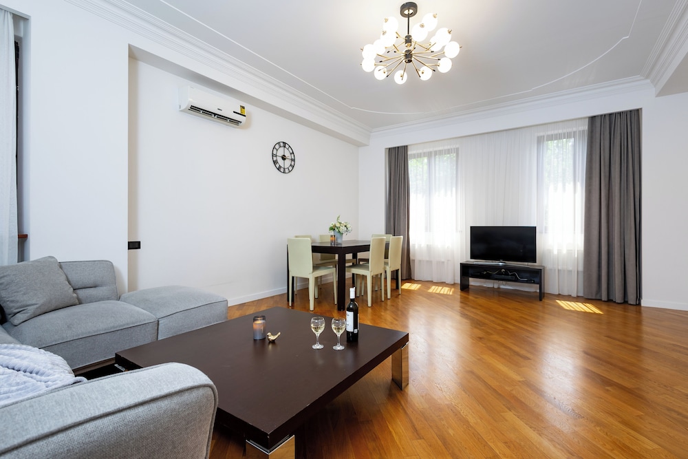 Apartment by Luxe Group SN290