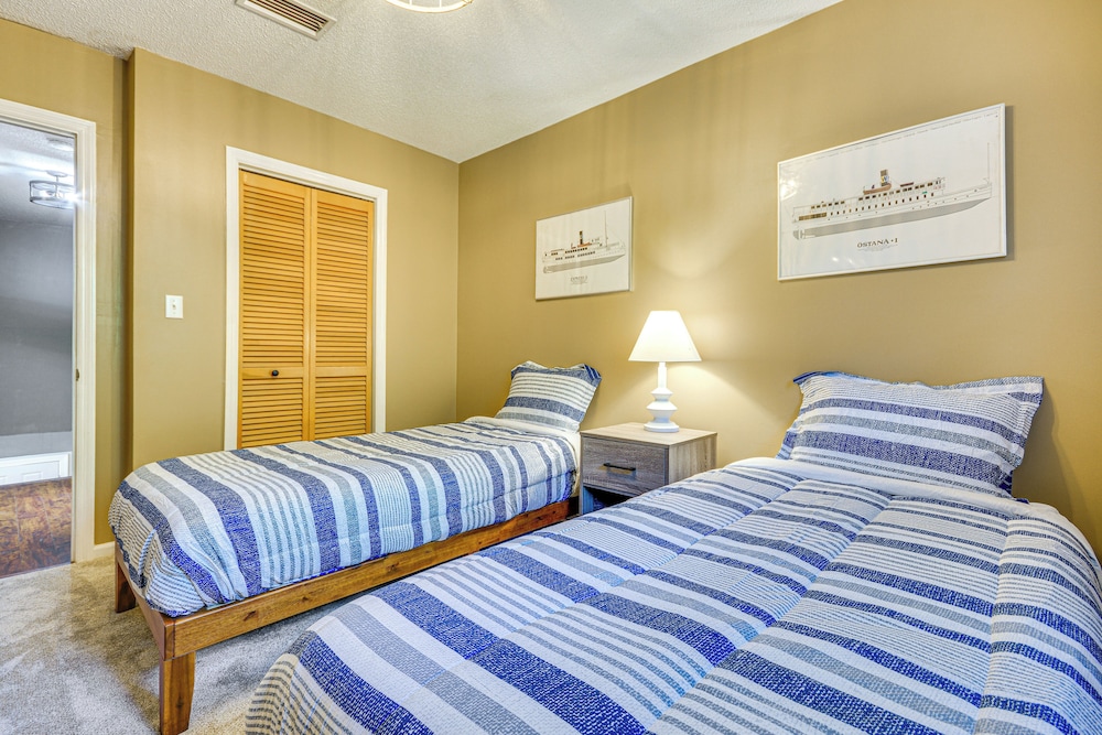 2 Mi to High Point University: Townhome w/ Patio
