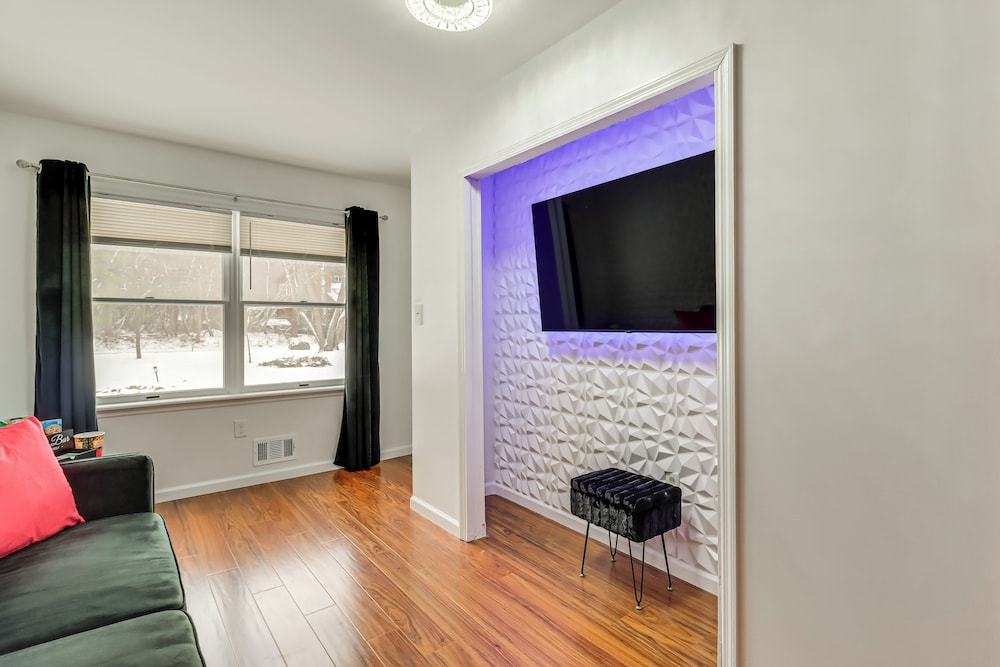 Chic Pocono Hideaway w/ Private Indoor Sauna