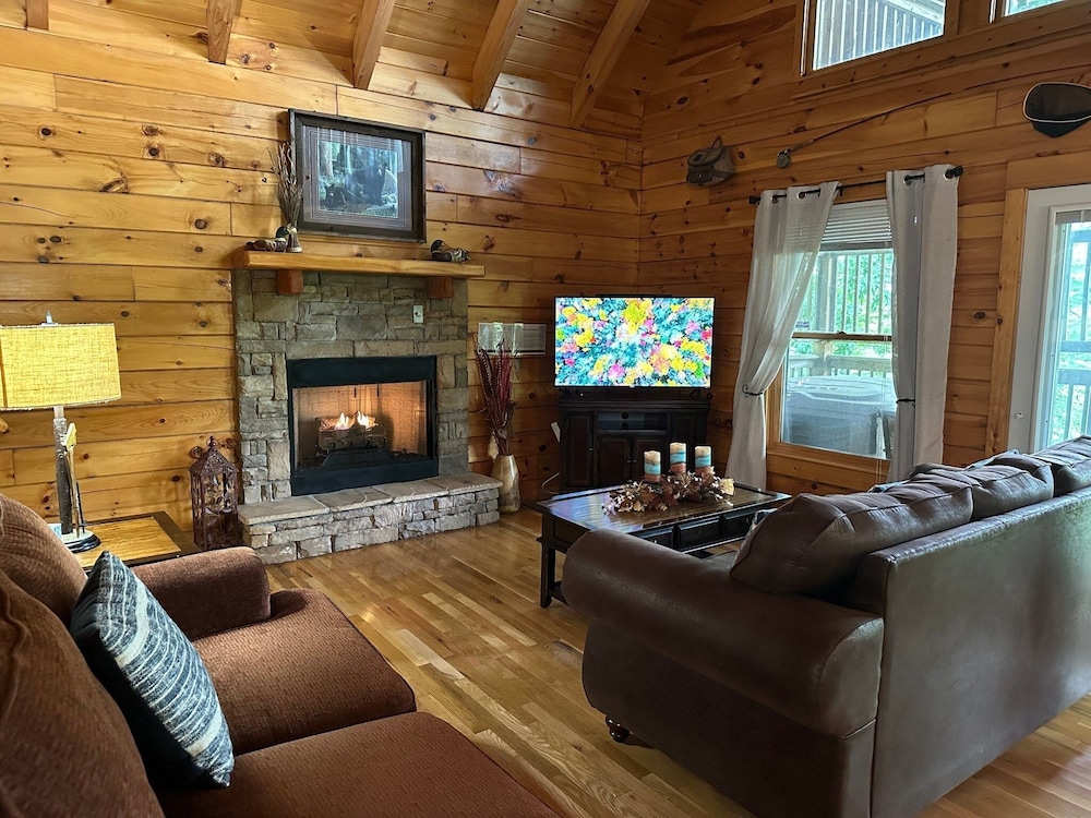 Chillin N Grillin 2 Bedroom Cabin
