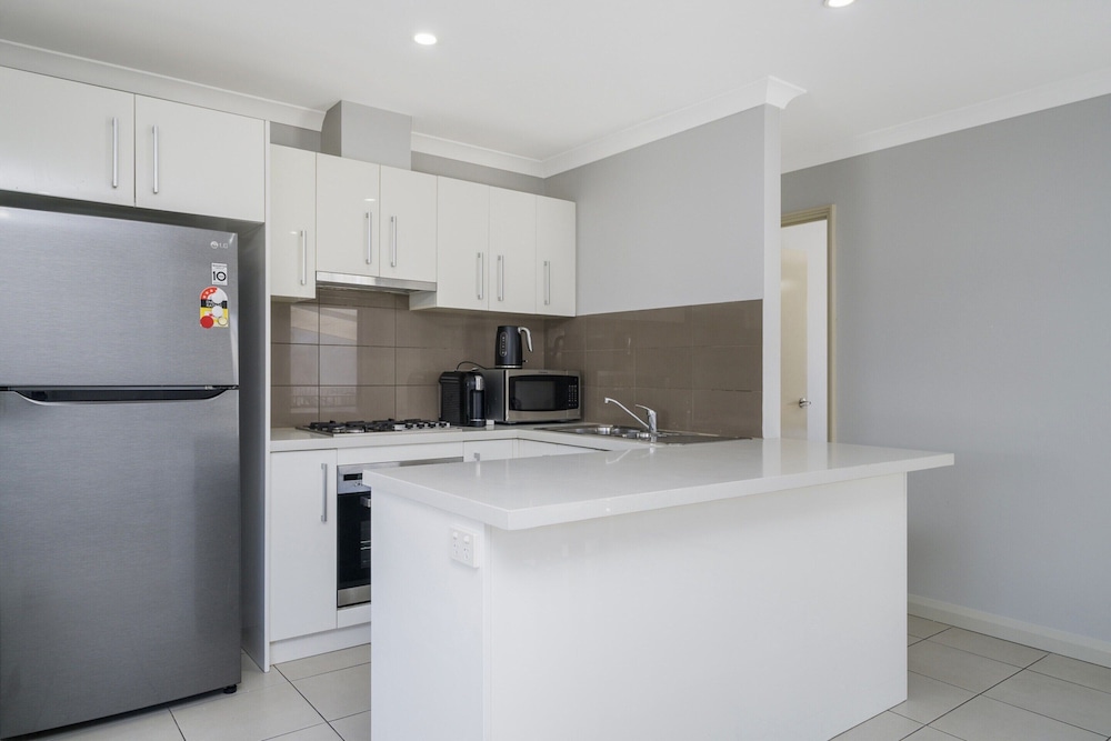 Sunny 2-bed in Quiet Location With Balcony