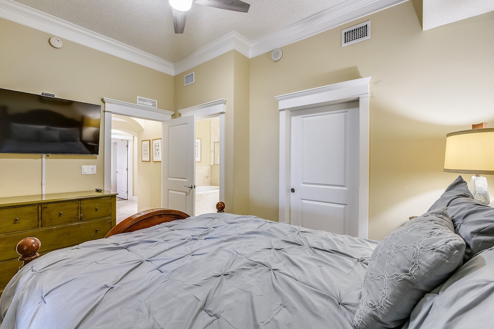 Grand Panama Beach Resort by Book That Condo