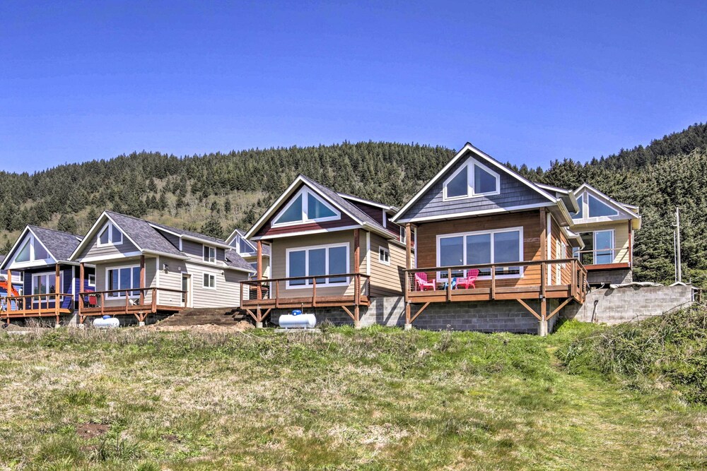 Oceanfront Cottage W/deck & Secluded Beach Access!