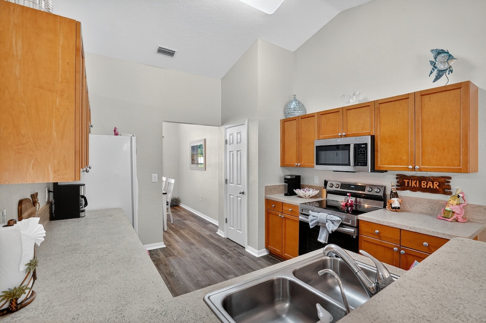 Spacious 4br Retreat With Heated Pool & Spa 4 Bedroom Home
