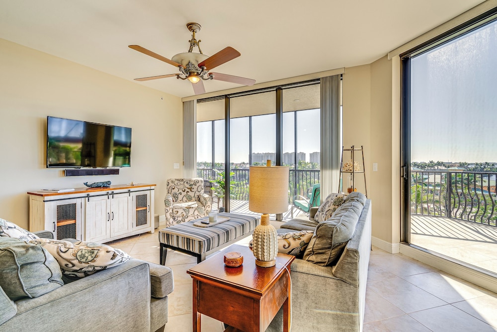 Walk to Marina + Restaurants: Cape Coral Escape!