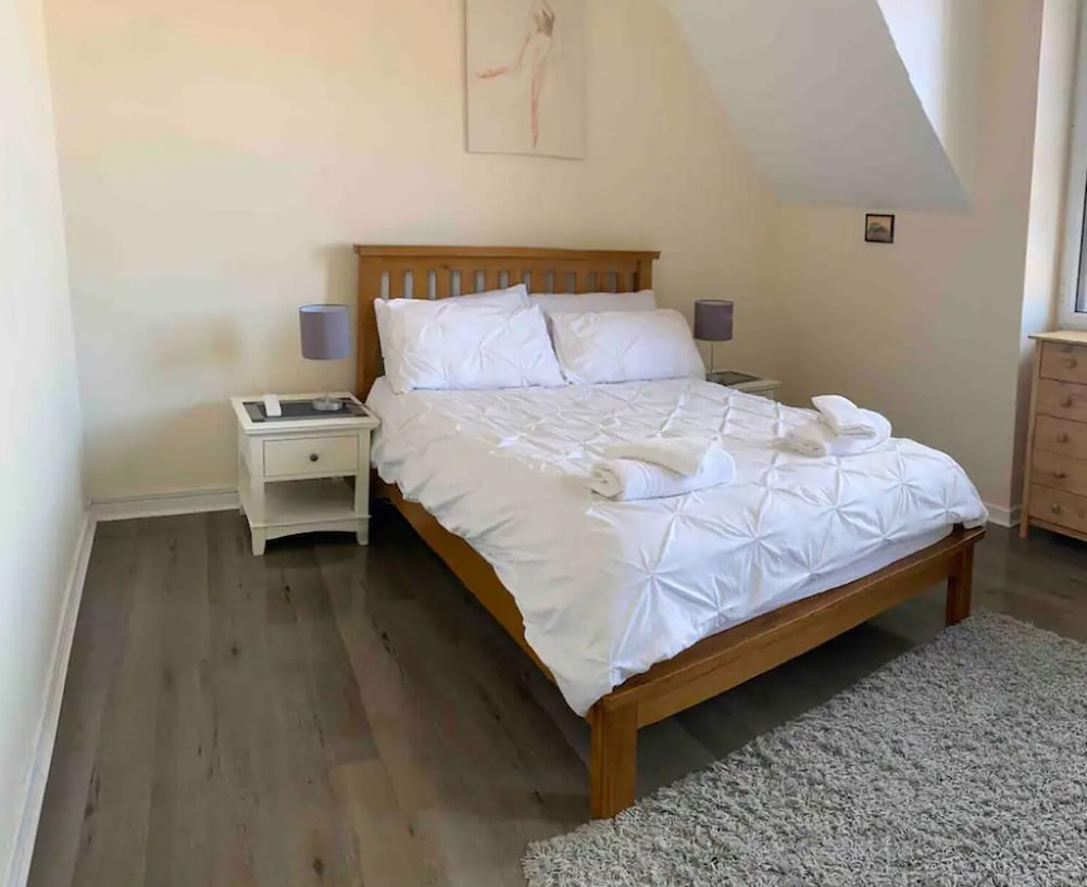 2-bed Historic Apartment in old Town Edinburgh view 4
