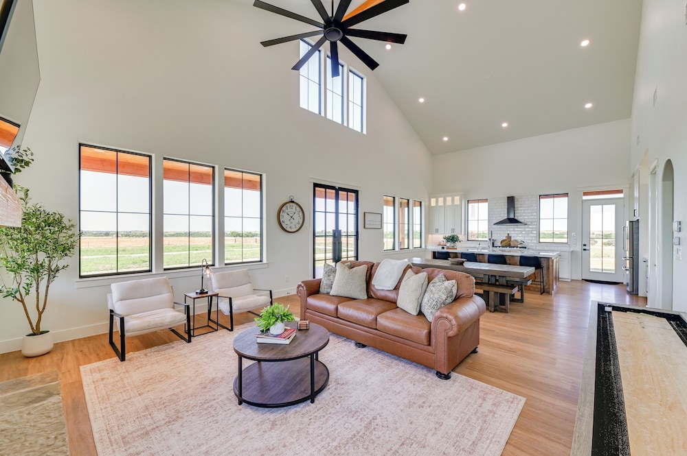 Rural Home w/ Hot Tub < 7 Mi to Winery & Golfing