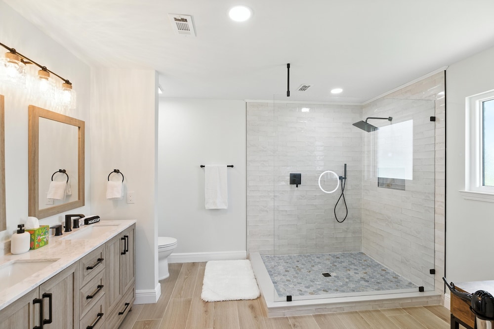 Sunny 3BR w/Hot Tub & Game Room Home