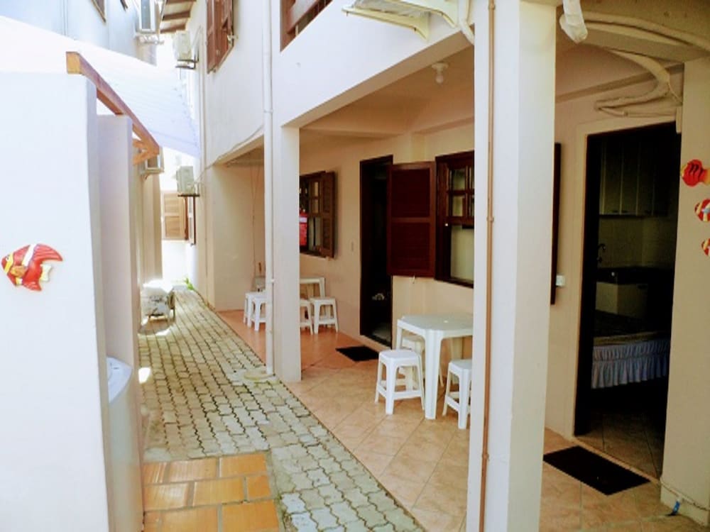 Ingleses Residence