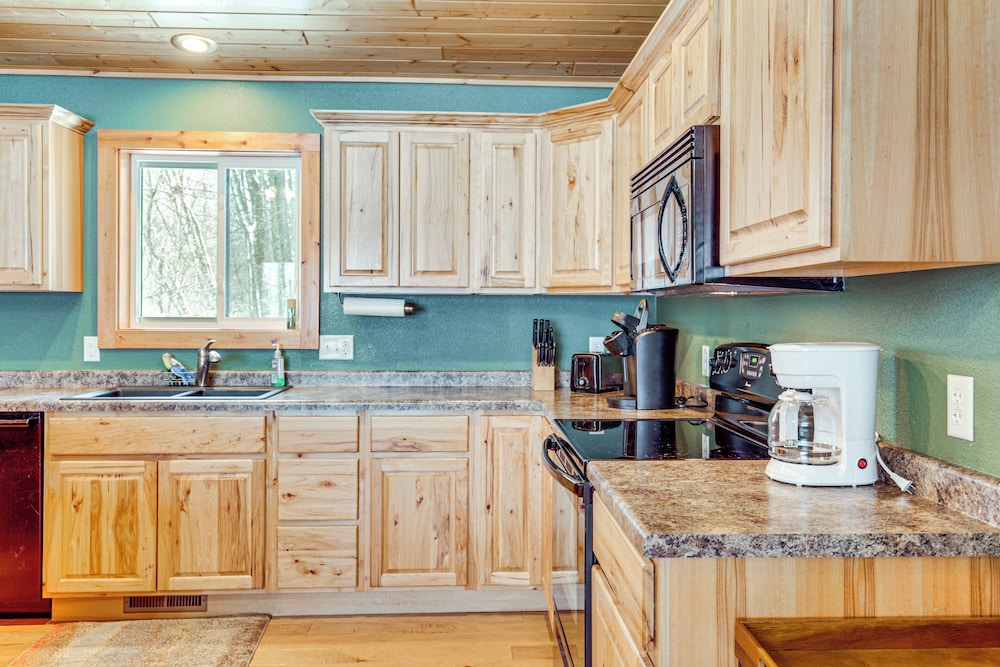 Private Dock, BBQ Ready: Lakefront Fifield Home!