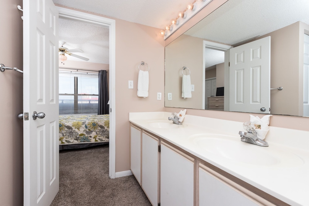 Emerald Twrs West 3004 by Brooks and Shorey Resorts