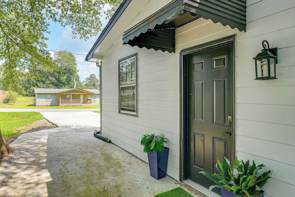 5 Mi to Town: Pet-friendly Retreat in Marietta!